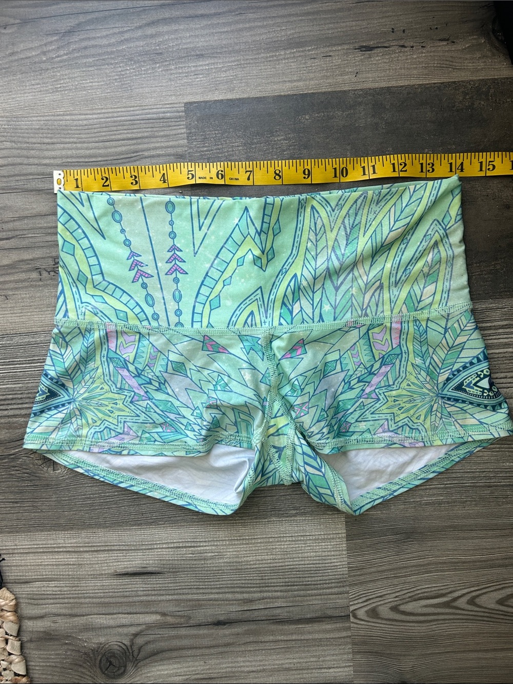 Teeki Women’s Mint green yoga/swim shorts Sz M